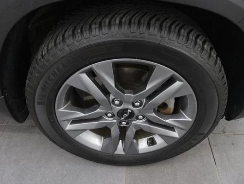 Clear White/Black Roof 2022 Kia Seltos S