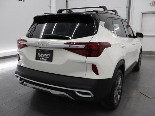 Clear White/Black Roof 2022 Kia Seltos S
