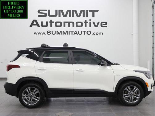 Clear White/Black Roof 2022 Kia Seltos S