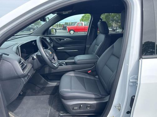 Summit White 2026 Chevrolet Traverse LT