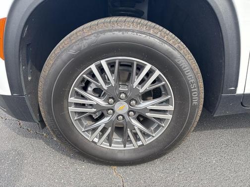 Summit White 2026 Chevrolet Traverse LT