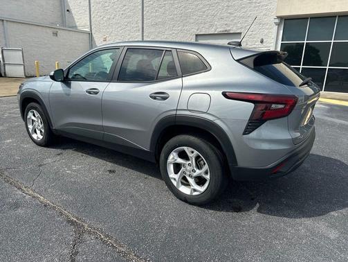 Sterling Gray Metallic 2024 Chevrolet Trax LS