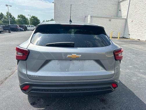 Sterling Gray Metallic 2024 Chevrolet Trax LS