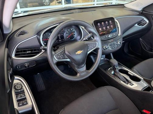 Summit White 2025 Chevrolet Malibu FWD 1LT