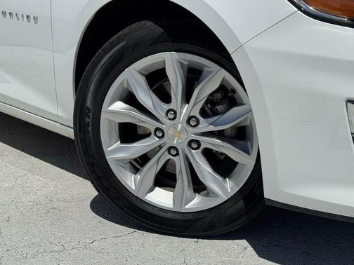Summit White 2025 Chevrolet Malibu FWD 1LT