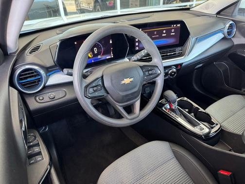Summit White 2025 Chevrolet Trax LT