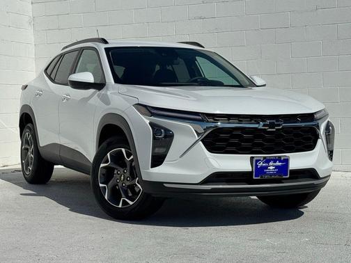 Summit White 2025 Chevrolet Trax LT