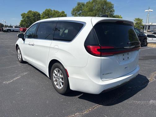 Bright White Clearcoat 2023 Chrysler Pacifica Touring L