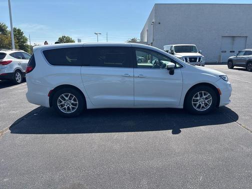 Bright White Clearcoat 2023 Chrysler Pacifica Touring L