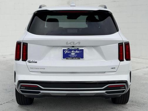 Glacial White Pearl 2023 Kia Sorento SX