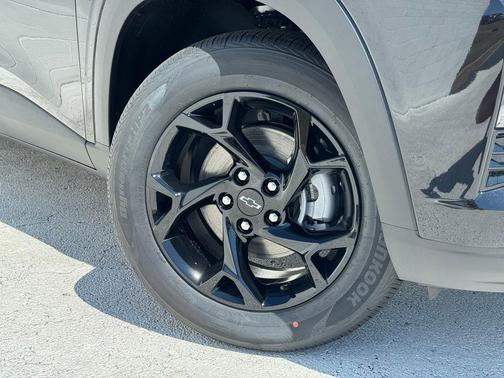 Mosaic Black Metallic 2026 Chevrolet Trax LT