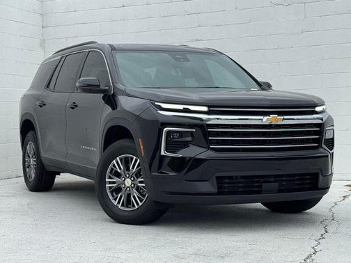 Mosaic Black Metallic 2026 Chevrolet Traverse LT