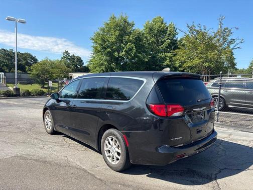 Brilliant Black Clearcoat 2023 Chrysler Voyager LX
