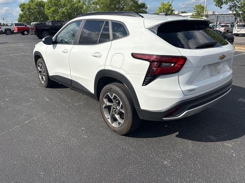 Summit White 2025 Chevrolet Trax LT