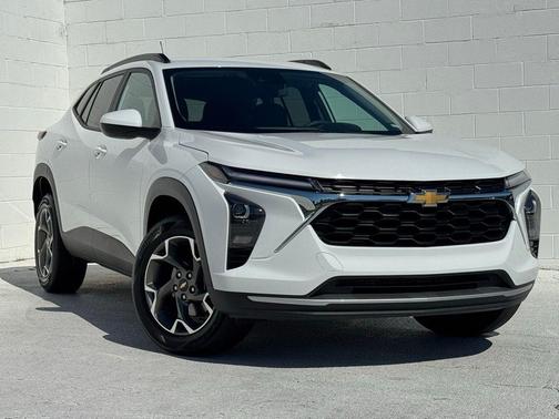 Summit White 2025 Chevrolet Trax LT