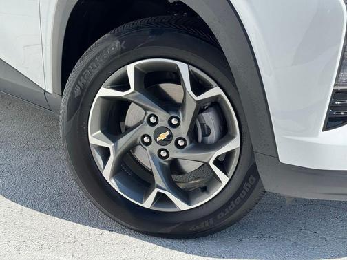 Summit White 2025 Chevrolet Trax LT