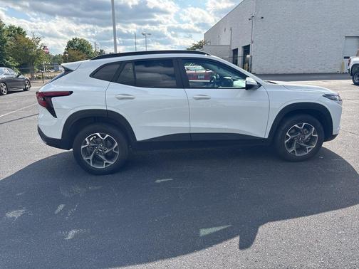 Summit White 2025 Chevrolet Trax LT