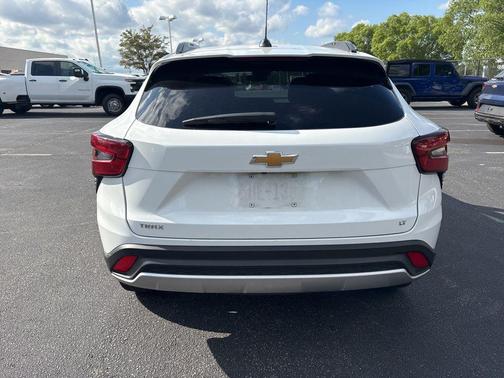 Summit White 2025 Chevrolet Trax LT