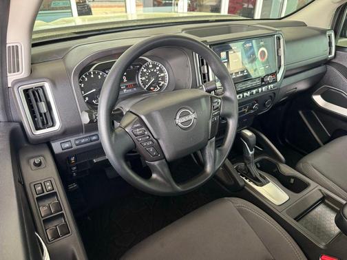 Super Black 2025 Nissan Frontier SV