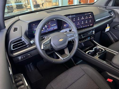 Mosaic Black Metallic 2026 Chevrolet Traverse LT