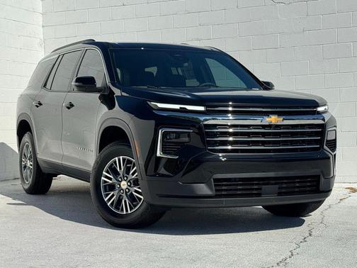 Mosaic Black Metallic 2026 Chevrolet Traverse LT
