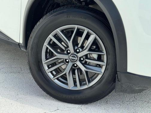 Glacier White 2024 Nissan Rogue S
