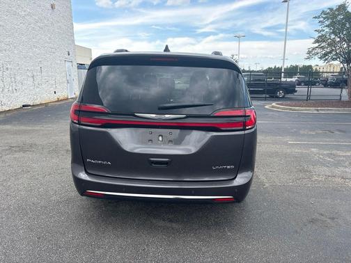 Crystal Metallic 2023 Chrysler Pacifica Limited