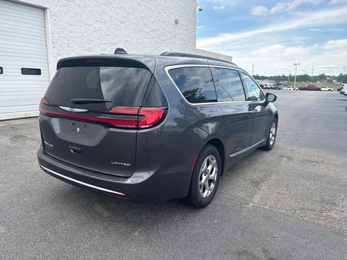 Crystal Metallic 2023 Chrysler Pacifica Limited
