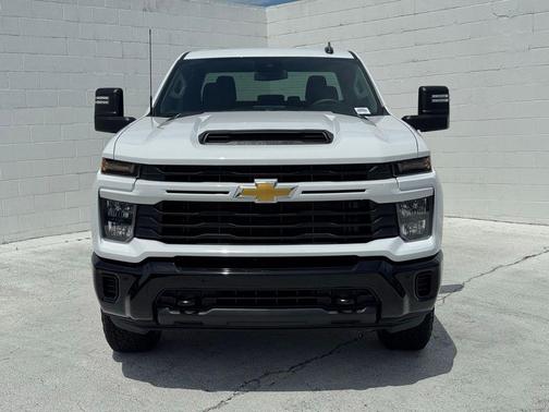 Summit White 2026 Chevrolet Silverado 2500 Custom