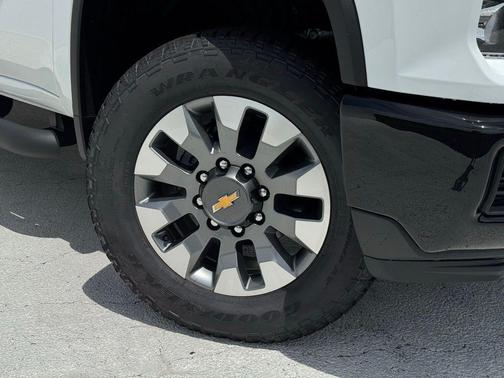 Summit White 2026 Chevrolet Silverado 2500 Custom