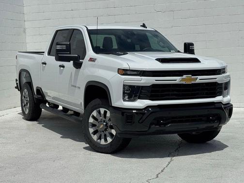 Summit White 2026 Chevrolet Silverado 2500 Custom