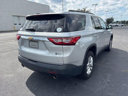 Silver Ice Metallic 2020 Chevrolet Traverse LT Cloth