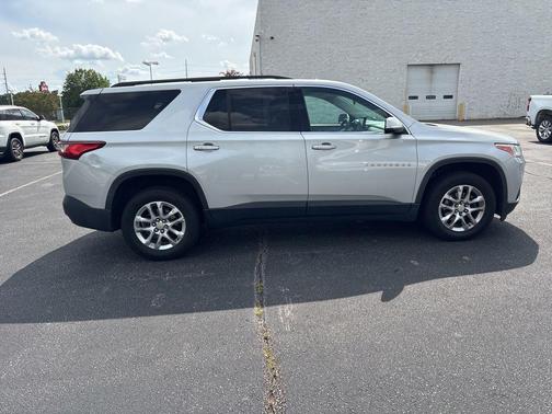 Silver Ice Metallic 2020 Chevrolet Traverse LT Cloth