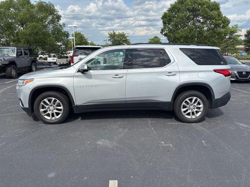 Silver Ice Metallic 2020 Chevrolet Traverse LT Cloth