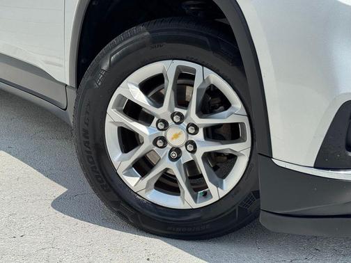 Silver Ice Metallic 2020 Chevrolet Traverse LT Cloth