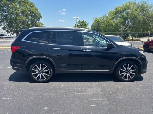 Crystal Black Pearl 2022 Honda Pilot Touring 8-Passenger