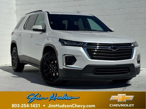 Iridescent Pearl Tricoat 2022 Chevrolet Traverse LT Cloth