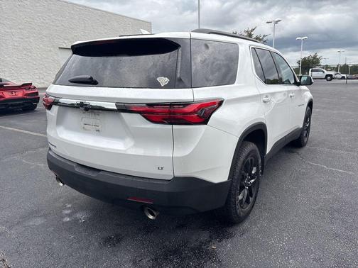 Iridescent Pearl Tricoat 2022 Chevrolet Traverse LT Cloth
