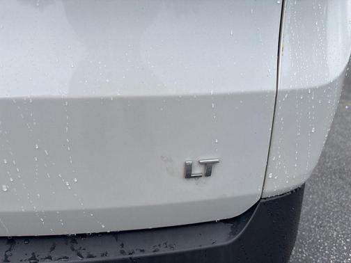 Iridescent Pearl Tricoat 2022 Chevrolet Traverse LT Cloth