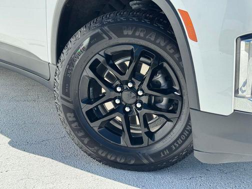 Iridescent Pearl Tricoat 2022 Chevrolet Traverse LT Cloth