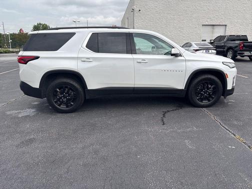Iridescent Pearl Tricoat 2022 Chevrolet Traverse LT Cloth