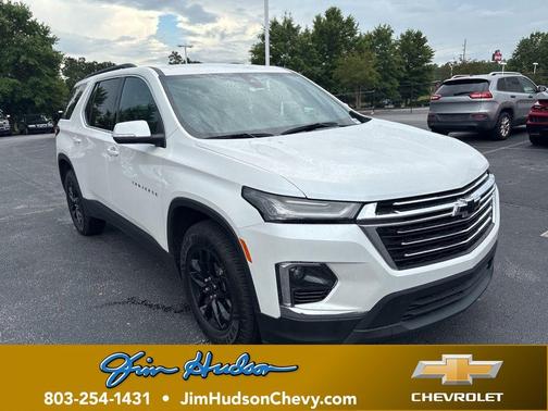 Iridescent Pearl Tricoat 2022 Chevrolet Traverse LT Cloth