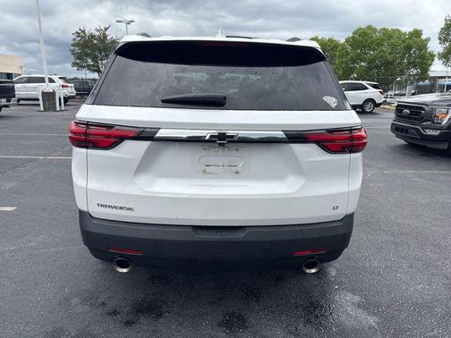 Iridescent Pearl Tricoat 2022 Chevrolet Traverse LT Cloth