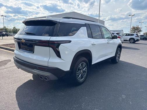 Summit White 2025 Chevrolet Traverse LT