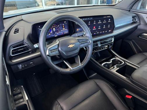 Summit White 2025 Chevrolet Traverse LT