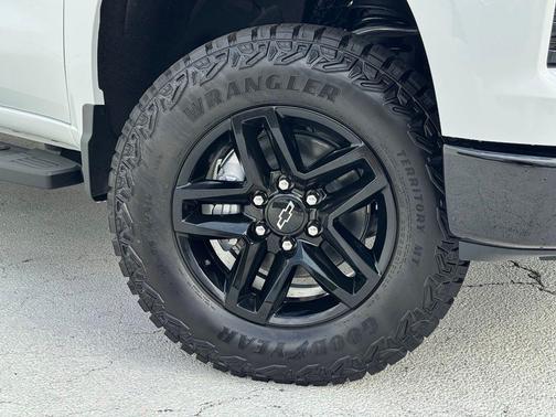 Summit White 2026 Chevrolet Silverado 1500 Custom Trail Boss