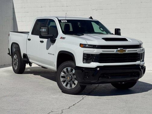 Summit White 2026 Chevrolet Silverado 2500 Custom