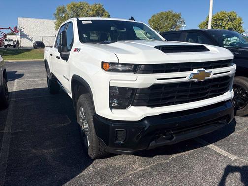 Summit White 2026 Chevrolet Silverado 2500 Custom