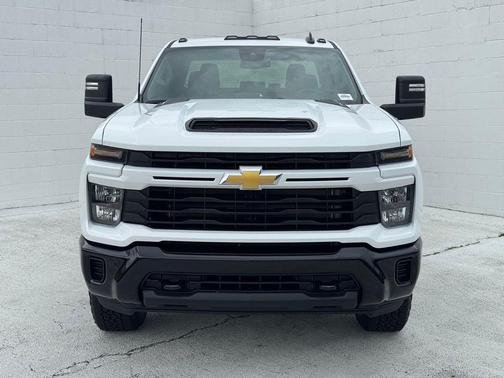 Summit White 2026 Chevrolet Silverado 2500 Custom