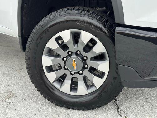 Summit White 2026 Chevrolet Silverado 2500 Custom